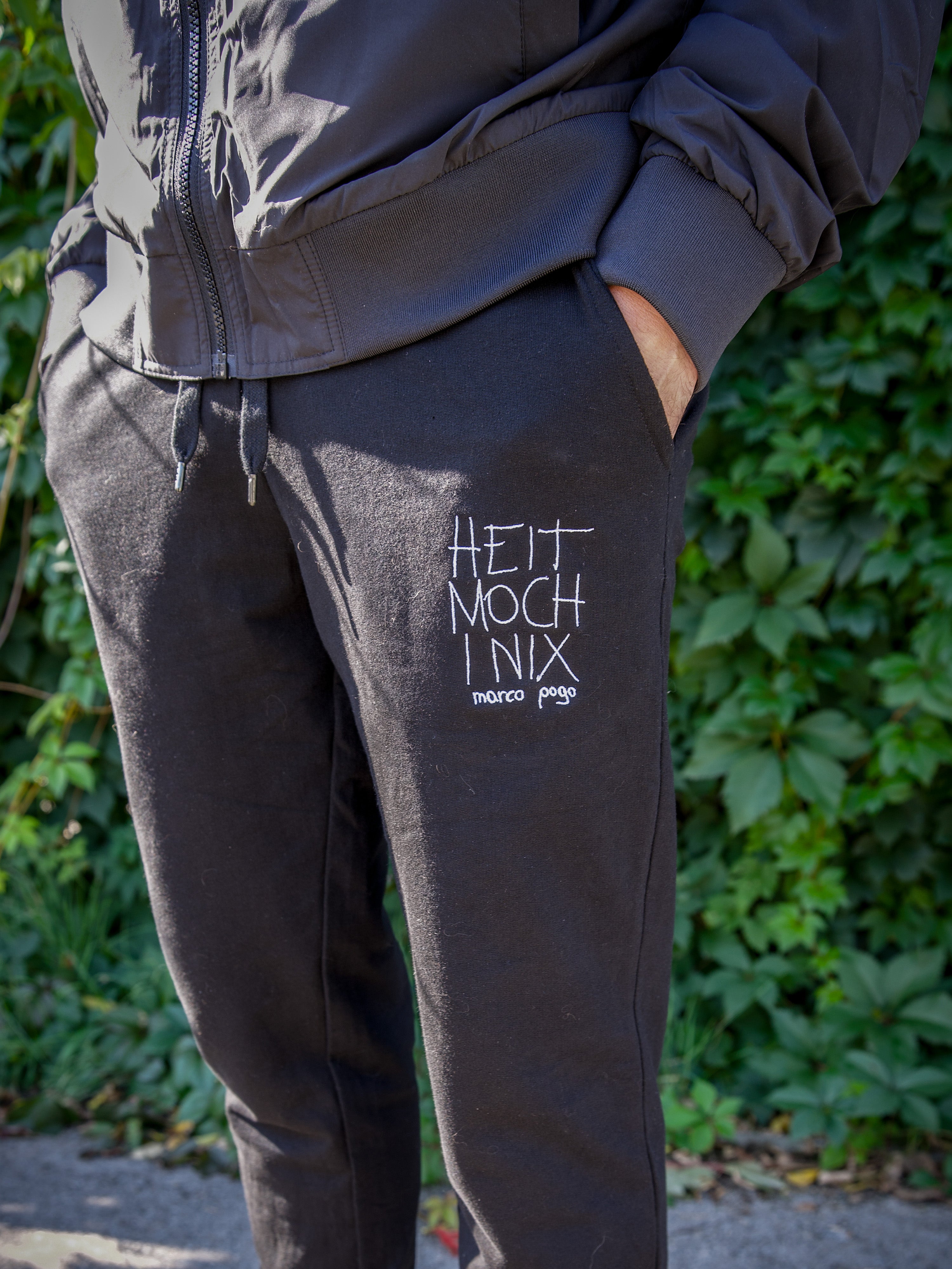 Marco Pogo Heit moch i nix Jogginghose schwarz gestickt